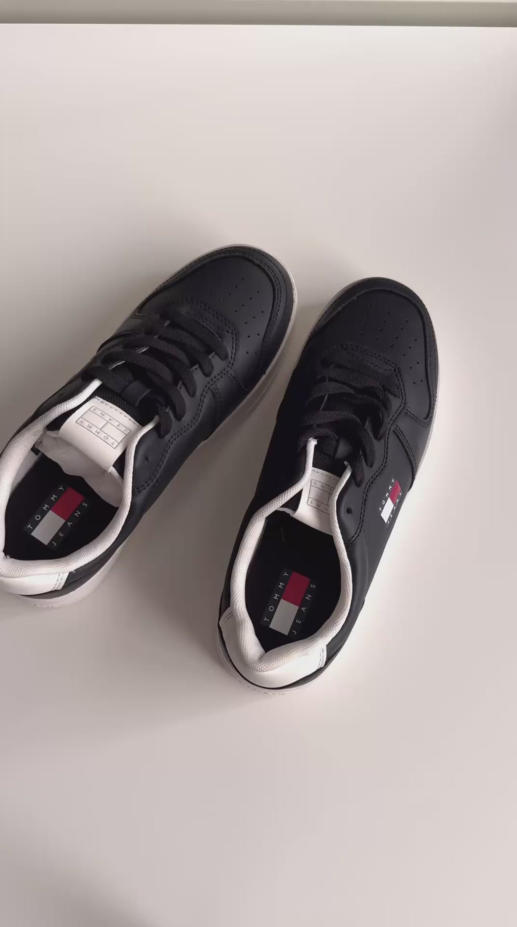 Tommy Hilfiger flat